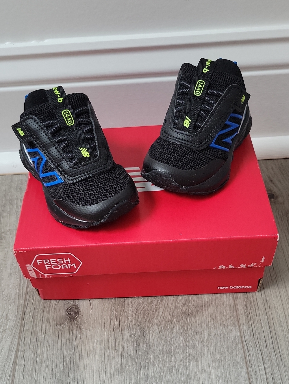 New Balance Infant Black & Blue Sneakets Size 2 NIB